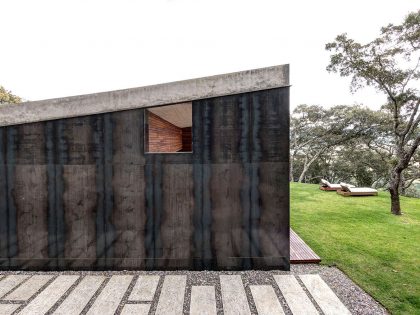 A Weekend Contemporary Home with Polished Steel on the Edge of a Mountain in Tapalpa by Elías Rizo Arquitectos (3)