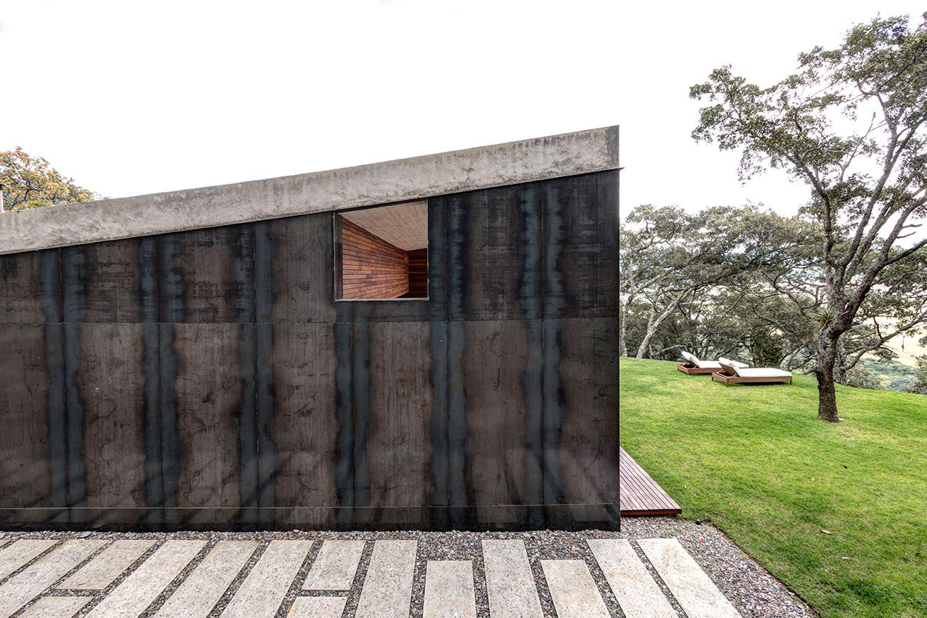 A Weekend Contemporary Home with Polished Steel on the Edge of a Mountain in Tapalpa by Elías Rizo Arquitectos (3)
