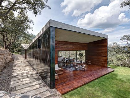 A Weekend Contemporary Home with Polished Steel on the Edge of a Mountain in Tapalpa by Elías Rizo Arquitectos (4)