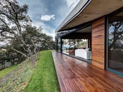 A Weekend Contemporary Home with Polished Steel on the Edge of a Mountain in Tapalpa by Elías Rizo Arquitectos (6)