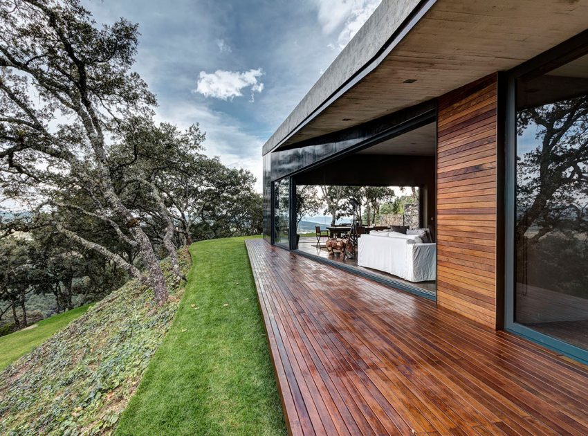 A Weekend Contemporary Home with Polished Steel on the Edge of a Mountain in Tapalpa by Elías Rizo Arquitectos (6)