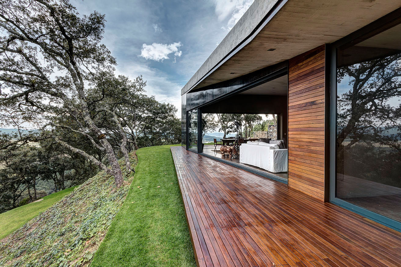 A Weekend Contemporary Home with Polished Steel on the Edge of a Mountain in Tapalpa by Elías Rizo Arquitectos (6)