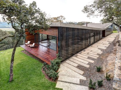 A Weekend Contemporary Home with Polished Steel on the Edge of a Mountain in Tapalpa by Elías Rizo Arquitectos (7)