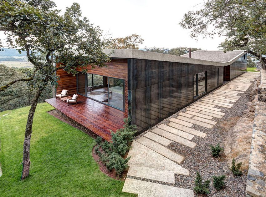 A Weekend Contemporary Home with Polished Steel on the Edge of a Mountain in Tapalpa by Elías Rizo Arquitectos (7)