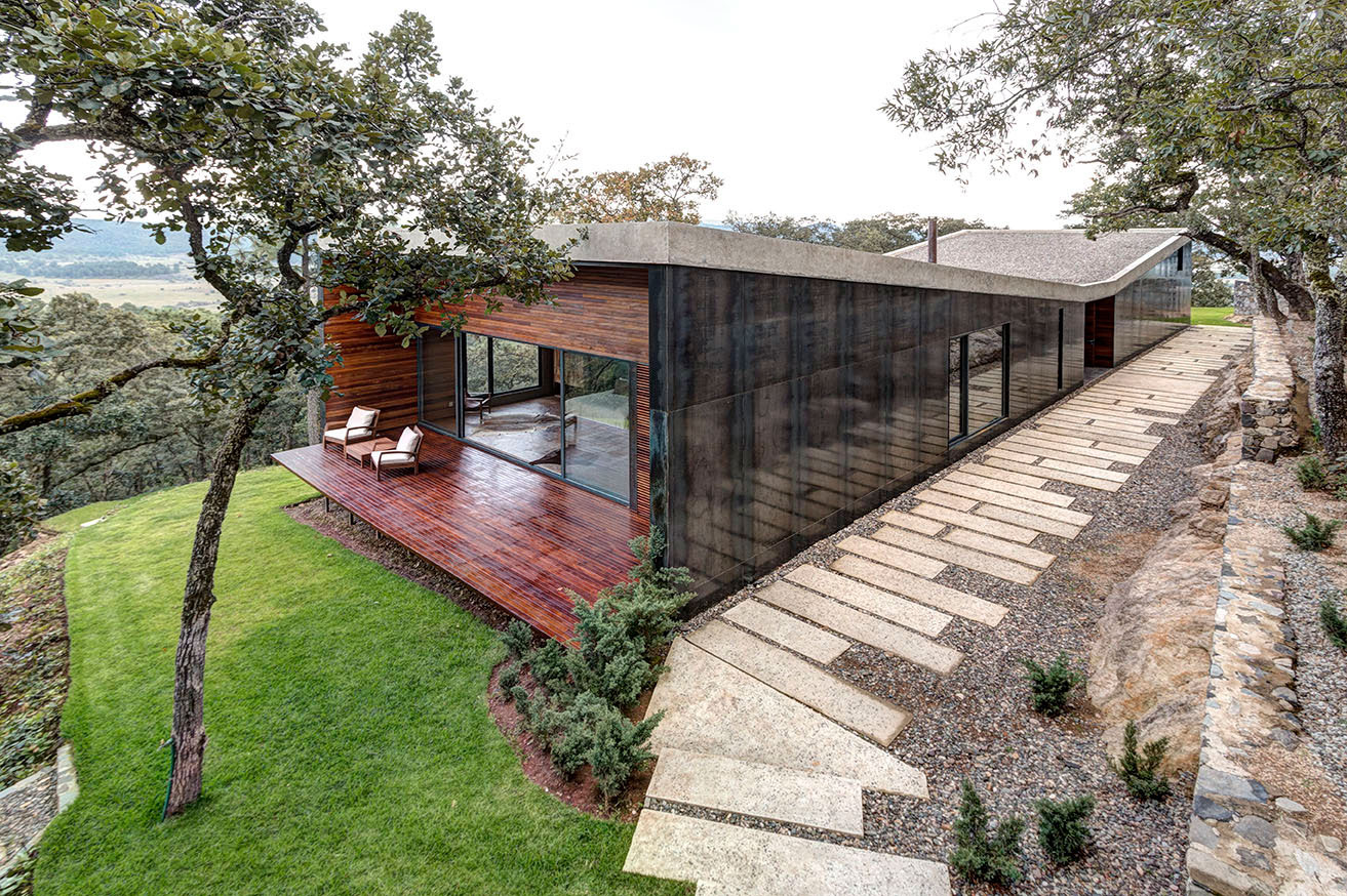 A Weekend Contemporary Home with Polished Steel on the Edge of a Mountain in Tapalpa by Elías Rizo Arquitectos (7)