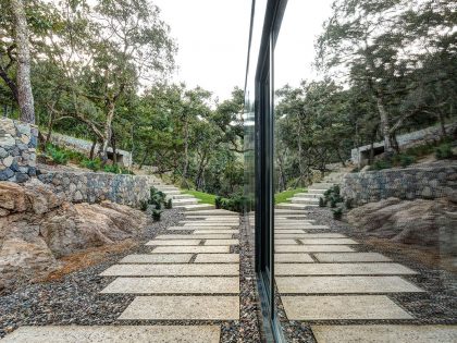 A Weekend Contemporary Home with Polished Steel on the Edge of a Mountain in Tapalpa by Elías Rizo Arquitectos (8)