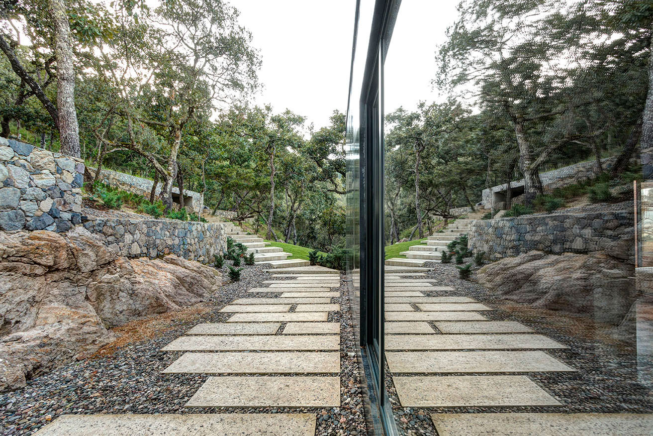 A Weekend Contemporary Home with Polished Steel on the Edge of a Mountain in Tapalpa by Elías Rizo Arquitectos (8)