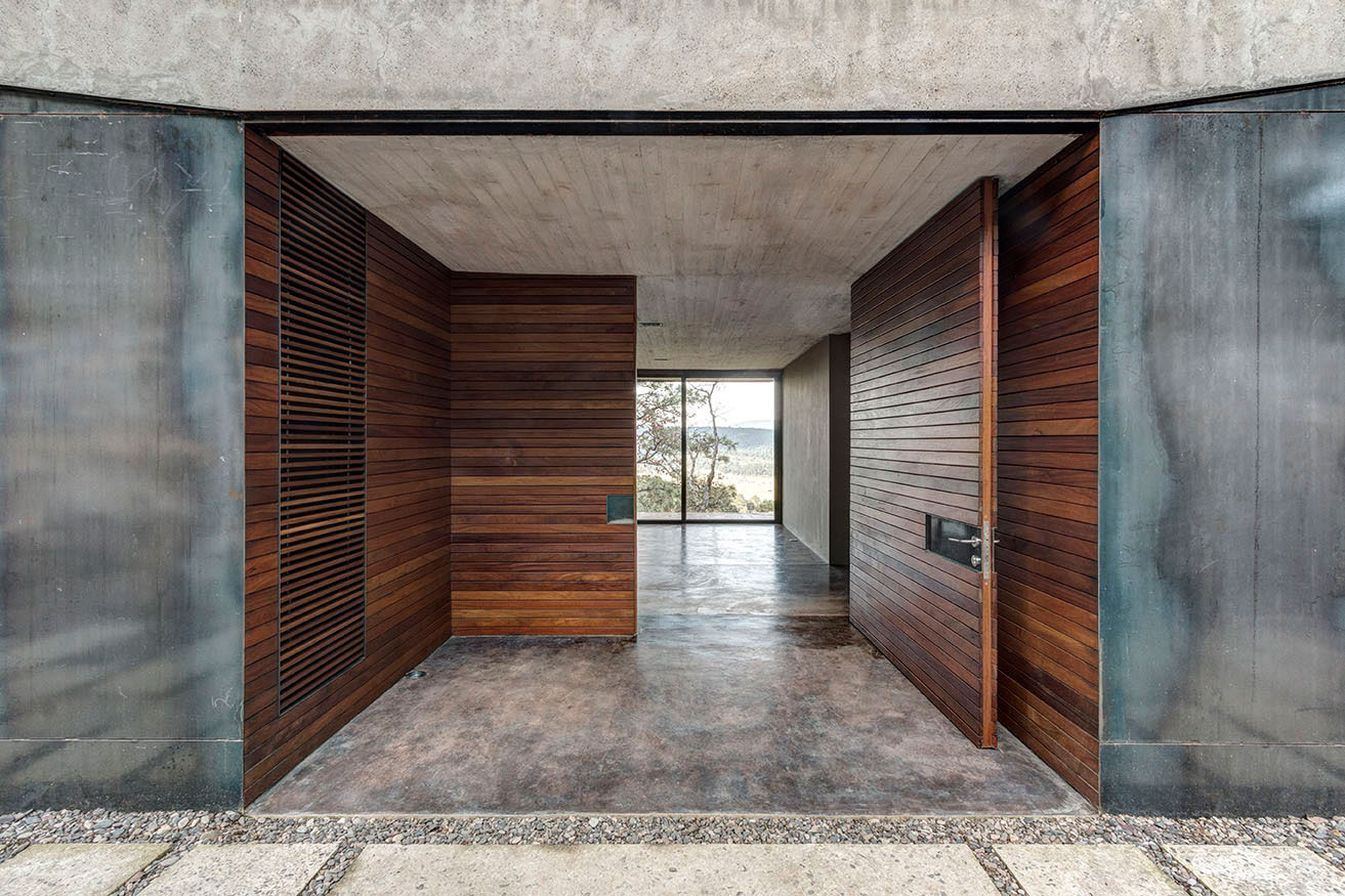 A Weekend Contemporary Home with Polished Steel on the Edge of a Mountain in Tapalpa by Elías Rizo Arquitectos (9)