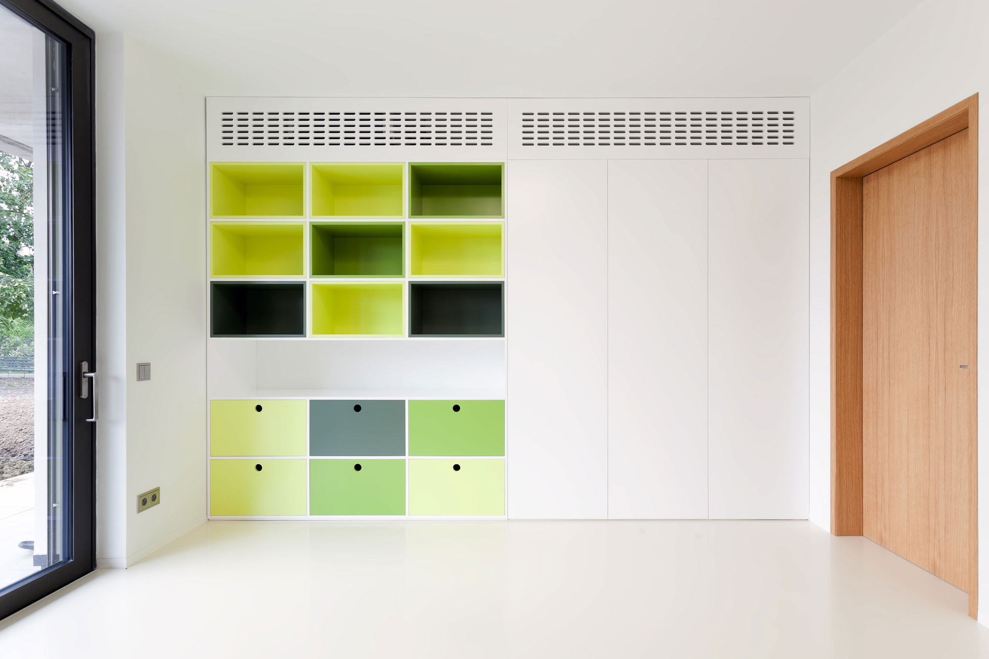 A Wide Contemporary Home with Tons of Clean and Natural Light in Slavonín, Czech Republic by JVArchitekt & KAMKAB!NET (19)