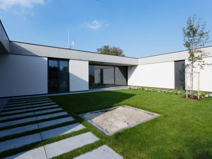 A Wide Contemporary Home with Tons of Clean and Natural Light in Slavonín, Czech Republic by JVArchitekt & KAMKAB!NET (2)