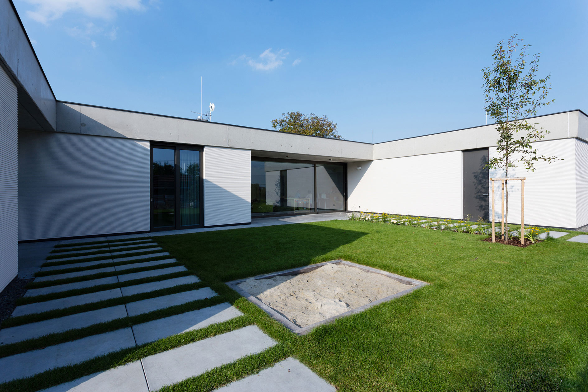 A Wide Contemporary Home with Tons of Clean and Natural Light in Slavonín, Czech Republic by JVArchitekt & KAMKAB!NET (2)