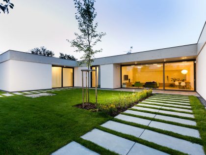 A Wide Contemporary Home with Tons of Clean and Natural Light in Slavonín, Czech Republic by JVArchitekt & KAMKAB!NET (24)