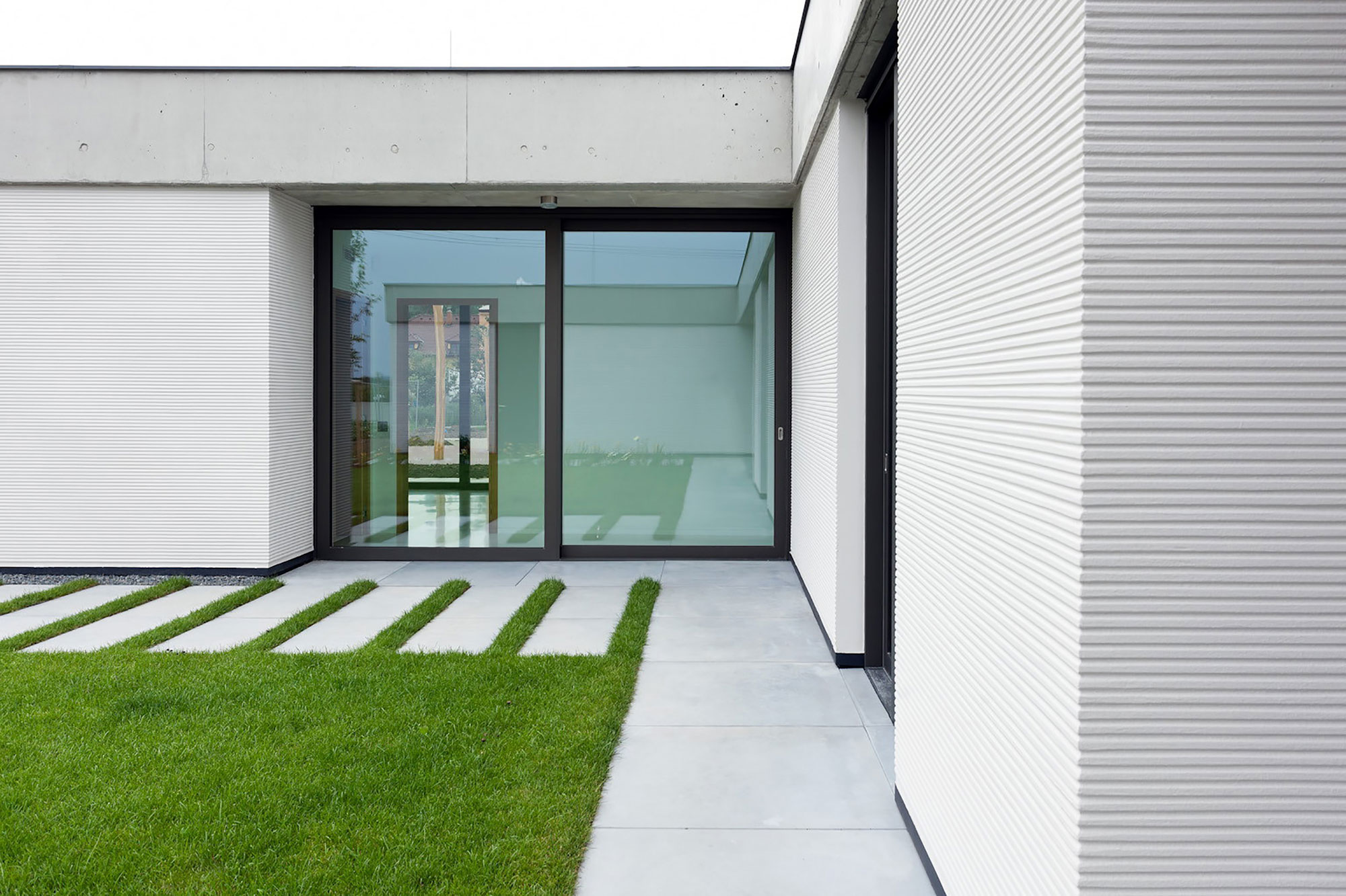 A Wide Contemporary Home with Tons of Clean and Natural Light in Slavonín, Czech Republic by JVArchitekt & KAMKAB!NET (3)