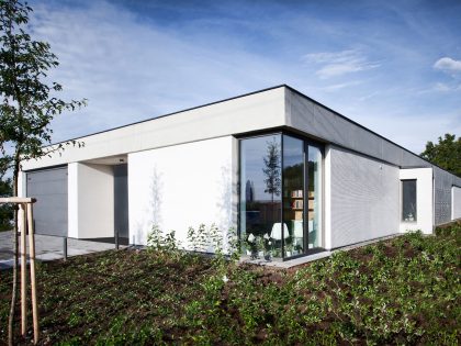 A Wide Contemporary Home with Tons of Clean and Natural Light in Slavonín, Czech Republic by JVArchitekt & KAMKAB!NET (6)