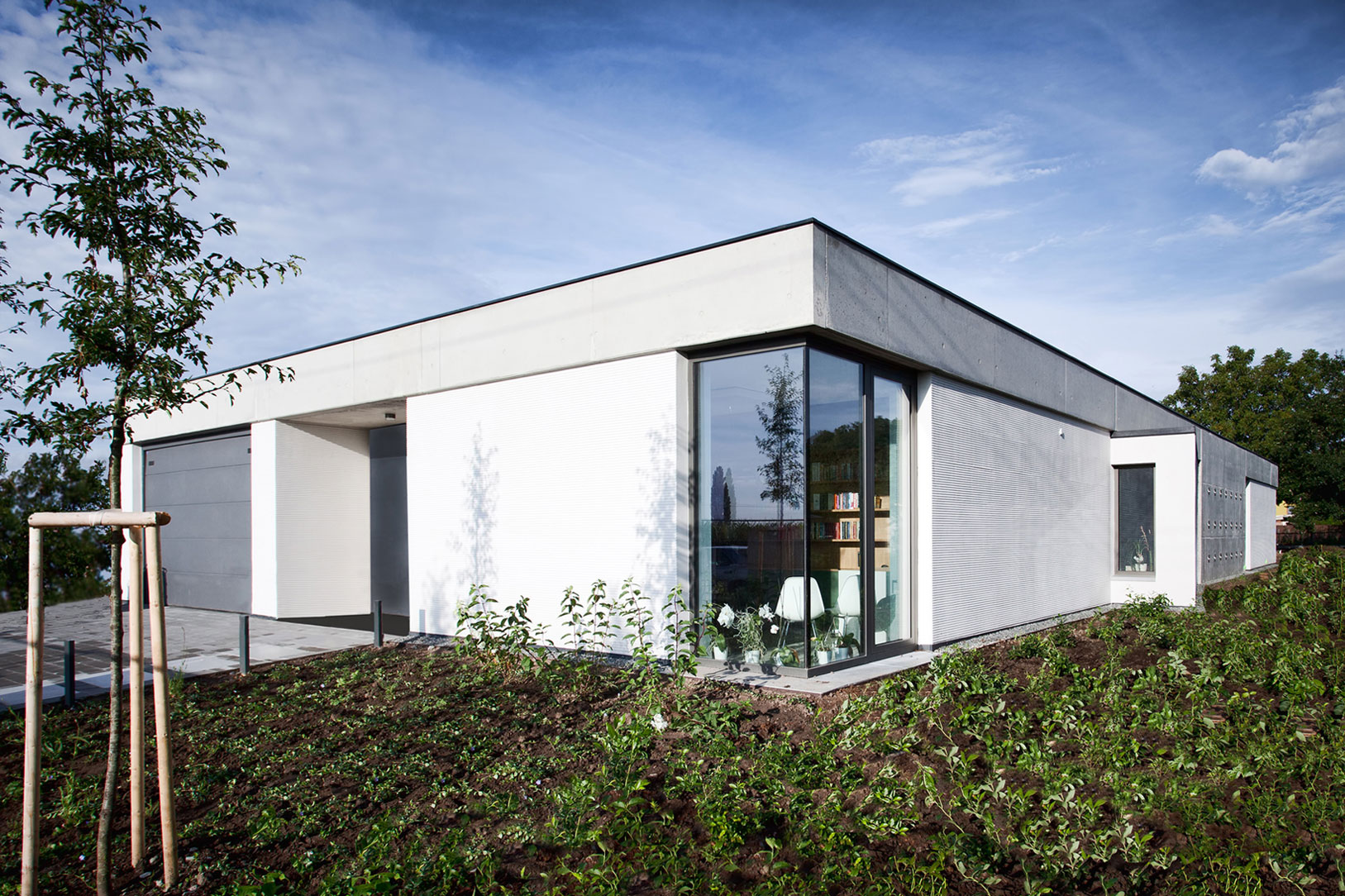 A Wide Contemporary Home with Tons of Clean and Natural Light in Slavonín, Czech Republic by JVArchitekt & KAMKAB!NET (6)