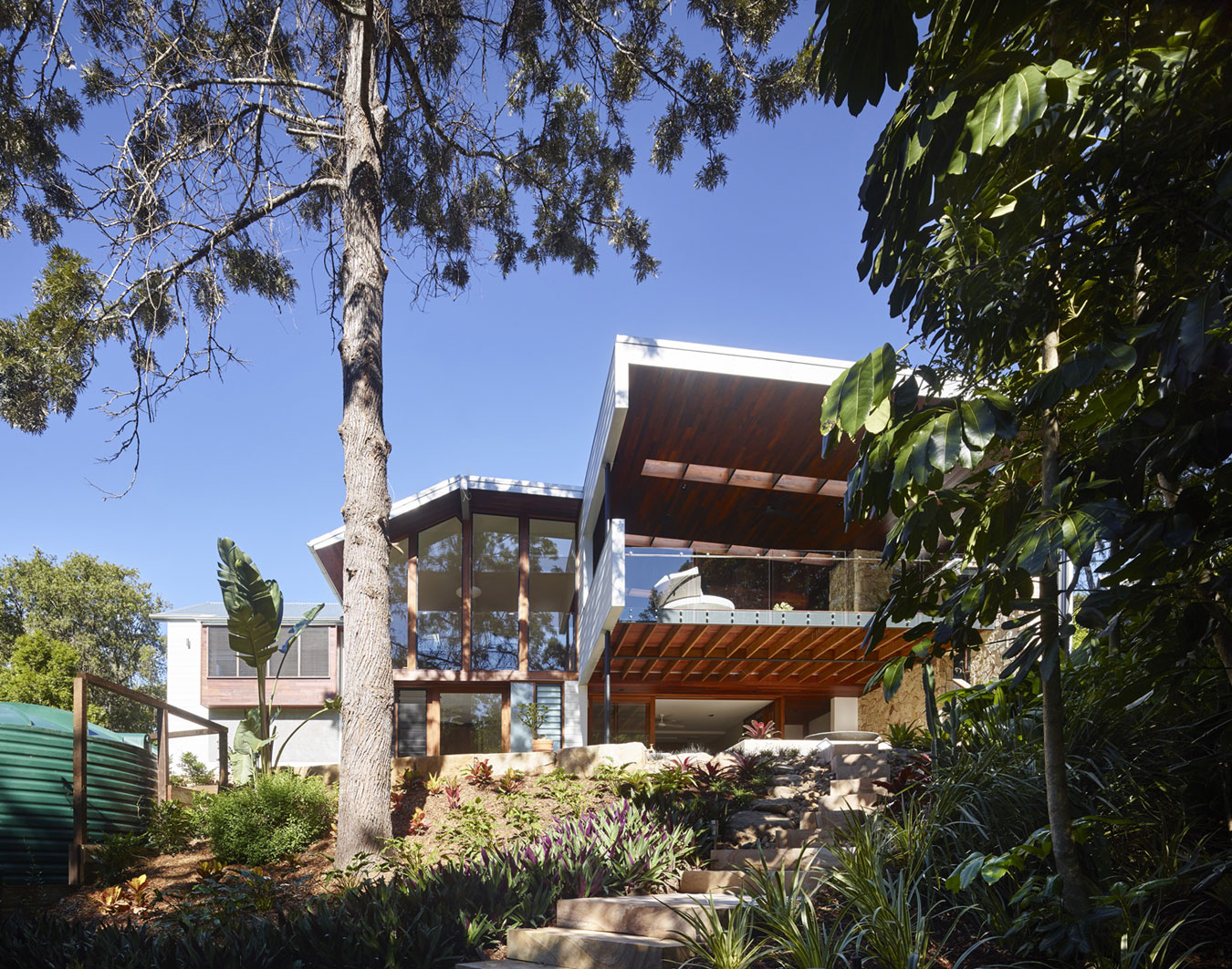 A Stunning Contemporary Home in the Beautiful Forests of Kenmore Hills by Shaun Lockyer Architects (1)