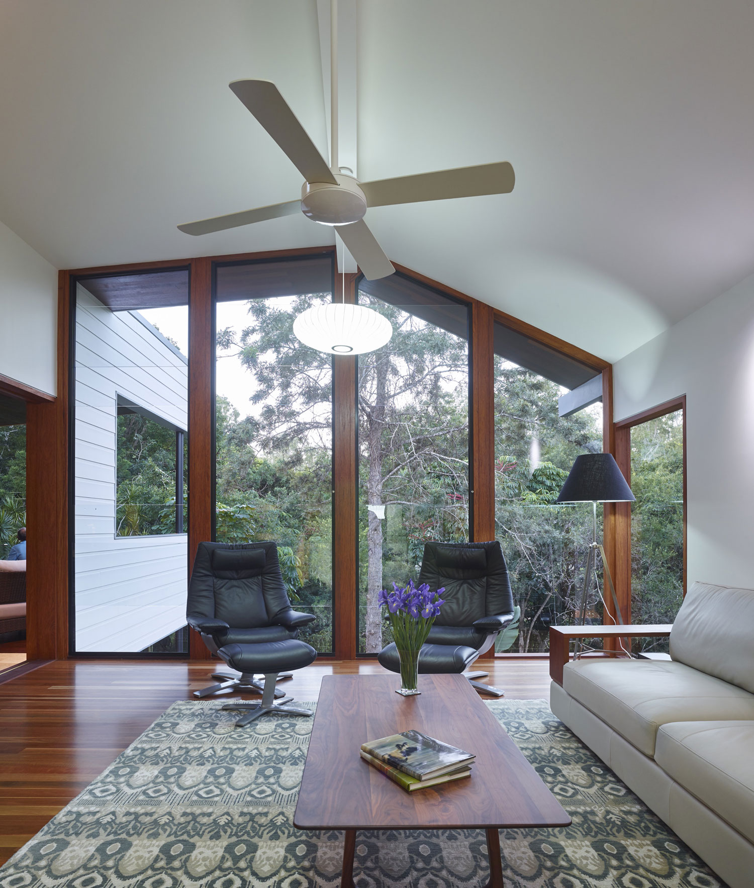A Stunning Contemporary Home in the Beautiful Forests of Kenmore Hills by Shaun Lockyer Architects (10)