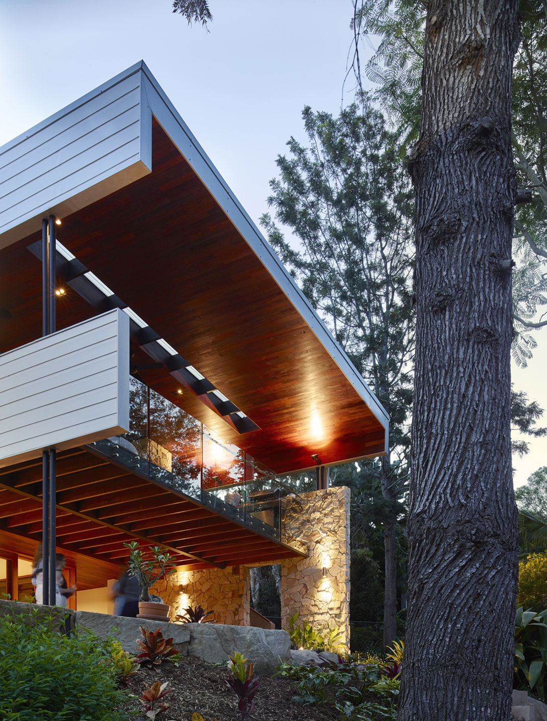 A Stunning Contemporary Home in the Beautiful Forests of Kenmore Hills by Shaun Lockyer Architects (15)