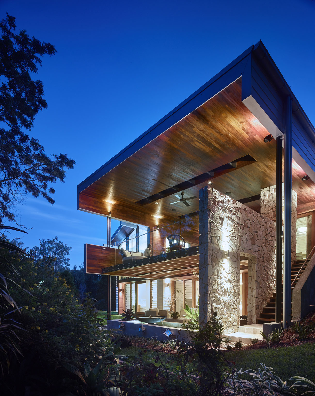 A Stunning Contemporary Home in the Beautiful Forests of Kenmore Hills by Shaun Lockyer Architects (16)