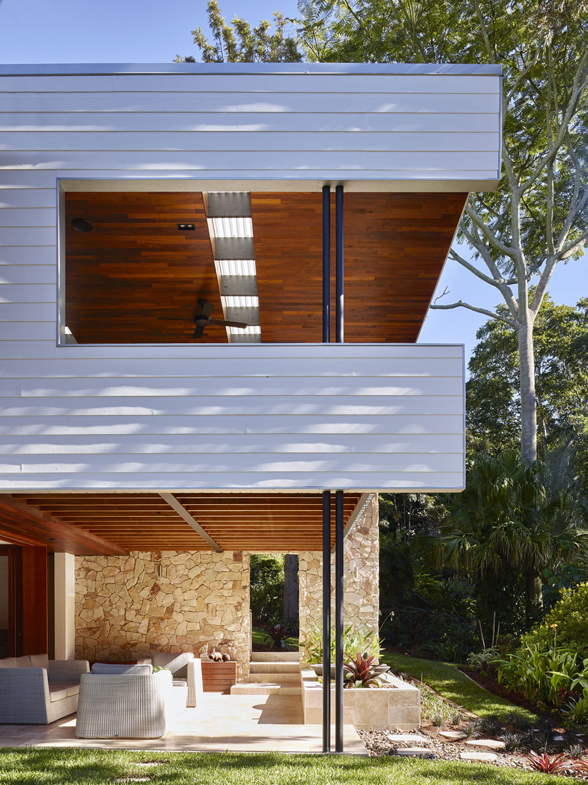 A Stunning Contemporary Home in the Beautiful Forests of Kenmore Hills by Shaun Lockyer Architects (4)