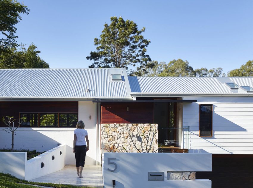 A Stunning Contemporary Home in the Beautiful Forests of Kenmore Hills by Shaun Lockyer Architects (5)