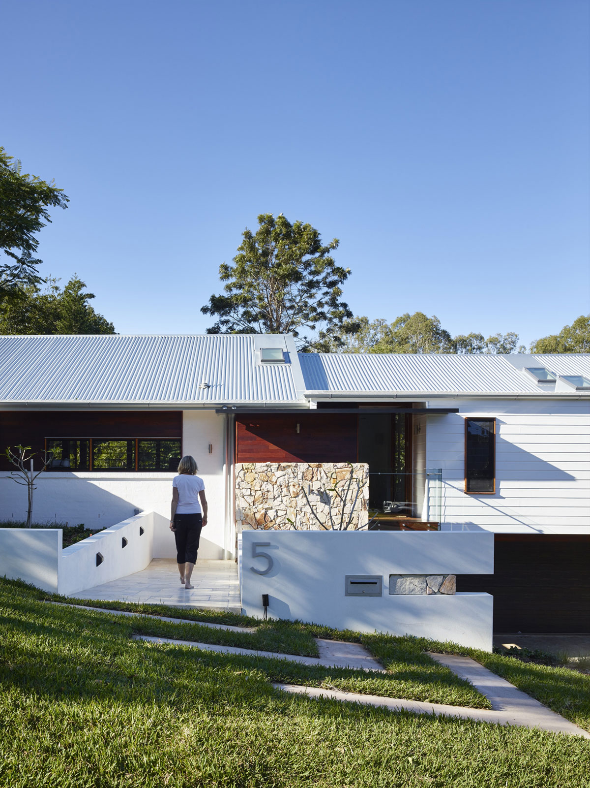 A Stunning Contemporary Home in the Beautiful Forests of Kenmore Hills by Shaun Lockyer Architects (5)