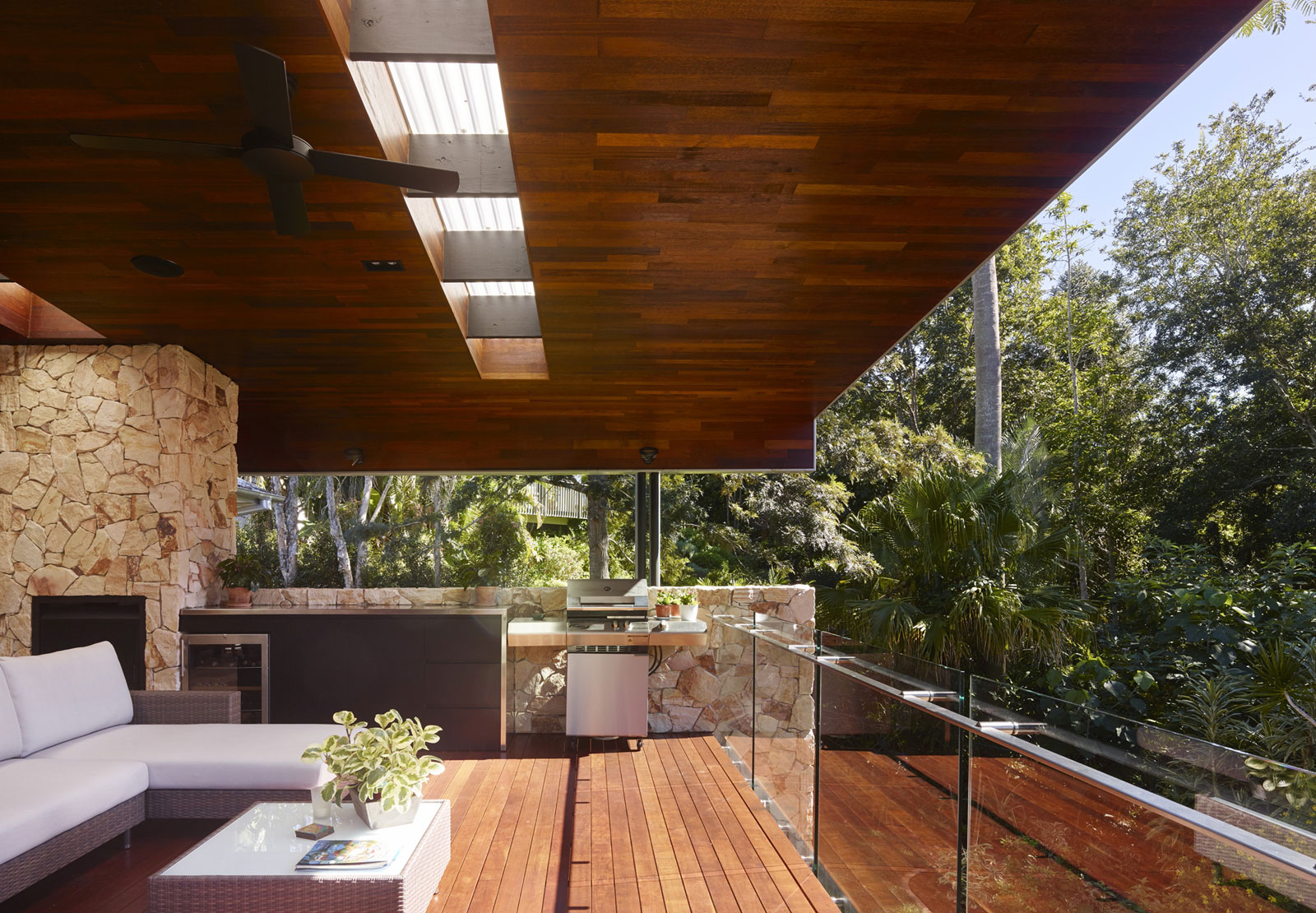 A Stunning Contemporary Home in the Beautiful Forests of Kenmore Hills by Shaun Lockyer Architects (9)