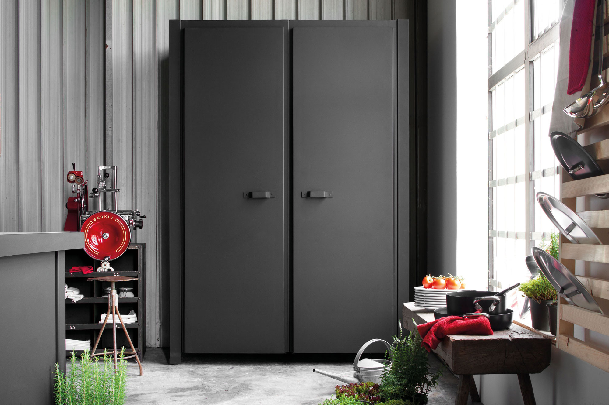 An Eclectic and Stylish Apartment Wrapped on Dark and Dramatic Color in Milan by Silvio Stefani (6)