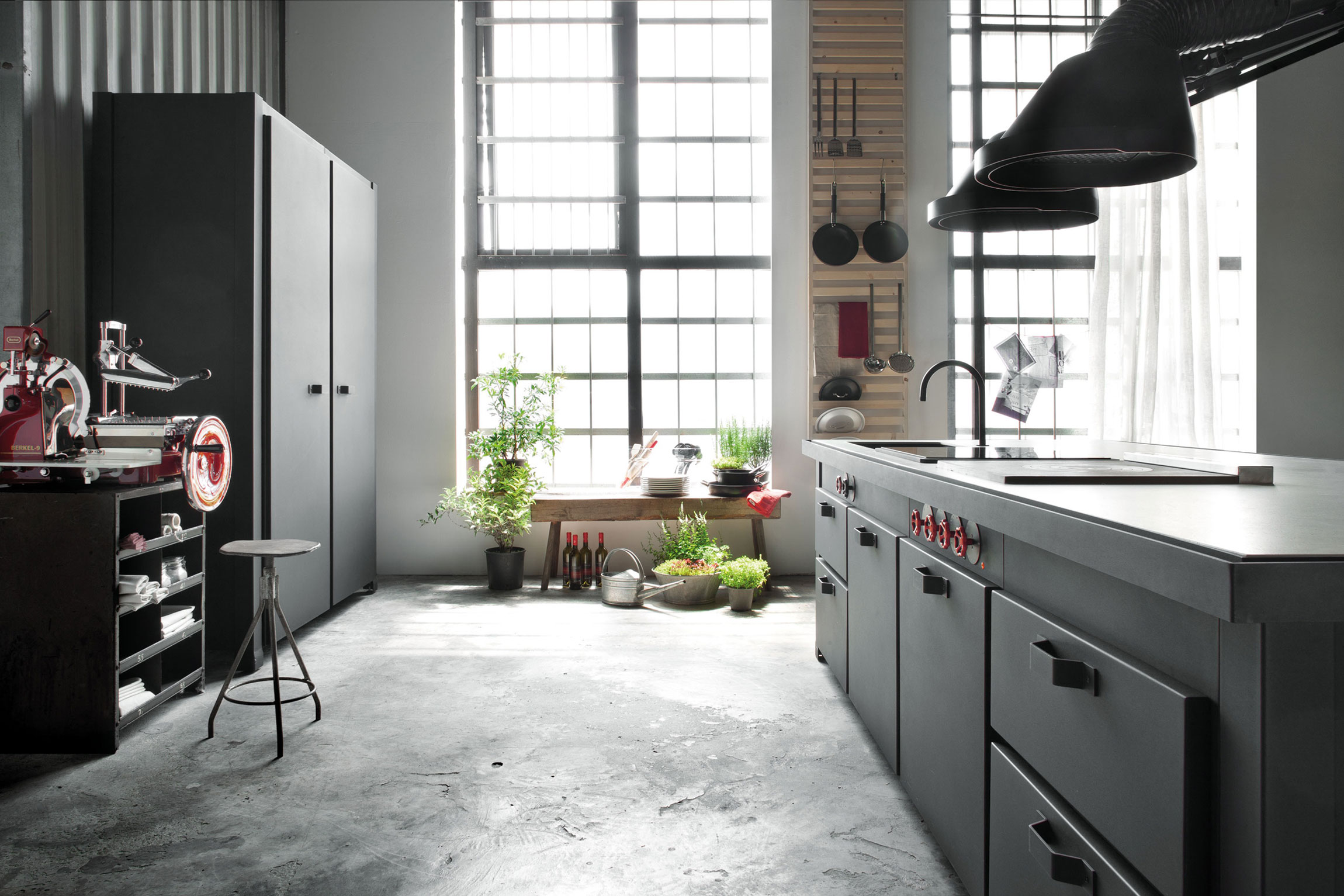 An Eclectic and Stylish Apartment Wrapped on Dark and Dramatic Color in Milan by Silvio Stefani (7)