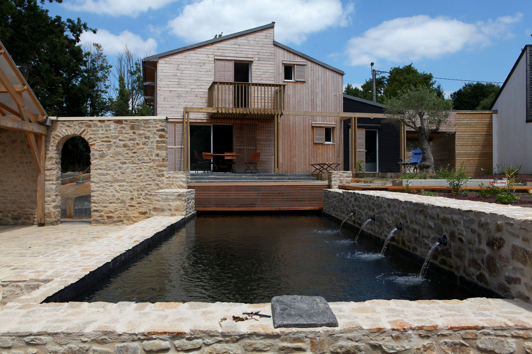 An Eco-Friendly Bioclimatic House with Stunning Views in Port of Saint Goustan by Patrice Bideau Architecte (2)