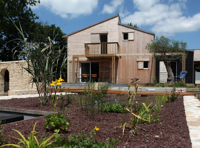 An Eco-Friendly Bioclimatic House with Stunning Views in Port of Saint Goustan by Patrice Bideau Architecte (4)