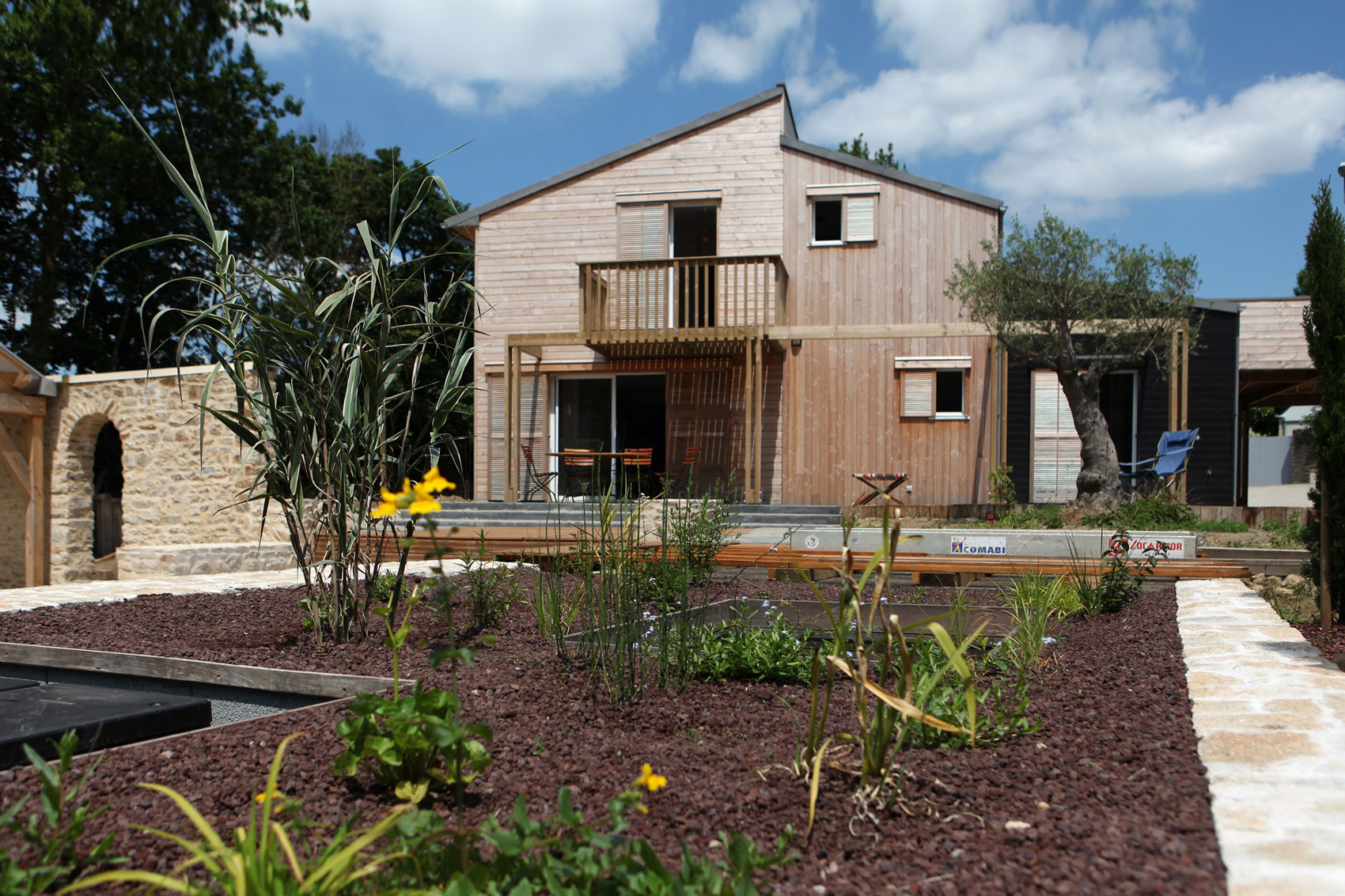An Eco-Friendly Bioclimatic House with Stunning Views in Port of Saint Goustan by Patrice Bideau Architecte (4)