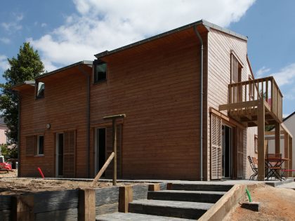 An Eco-Friendly Bioclimatic House with Stunning Views in Port of Saint Goustan by Patrice Bideau Architecte (5)