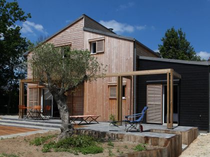 An Eco-Friendly Bioclimatic House with Stunning Views in Port of Saint Goustan by Patrice Bideau Architecte (6)