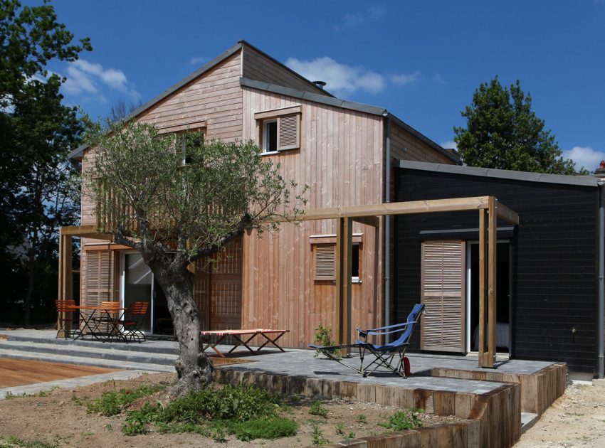 An Eco-Friendly Bioclimatic House with Stunning Views in Port of Saint Goustan by Patrice Bideau Architecte (6)