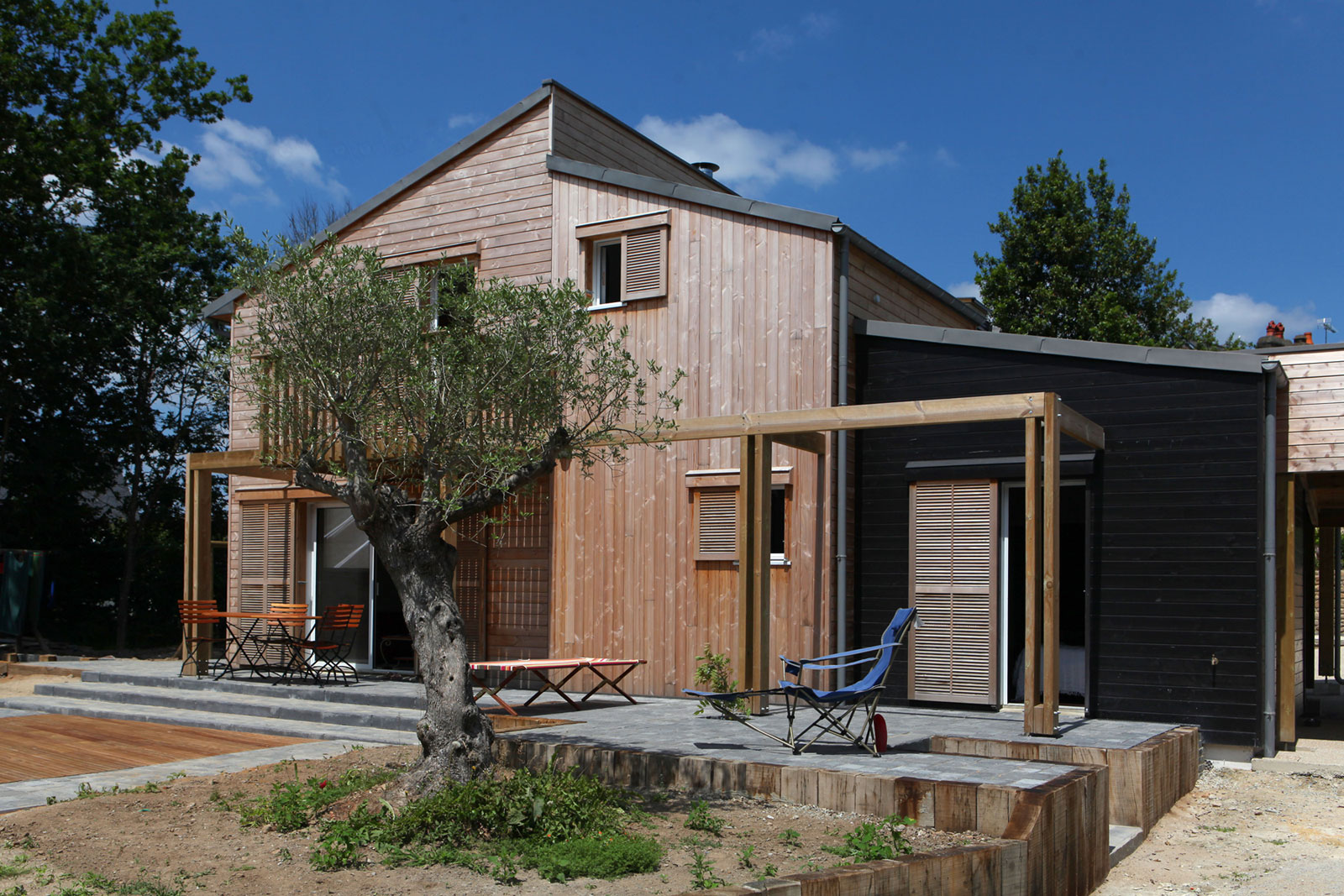 An Eco-Friendly Bioclimatic House with Stunning Views in Port of Saint Goustan by Patrice Bideau Architecte (6)