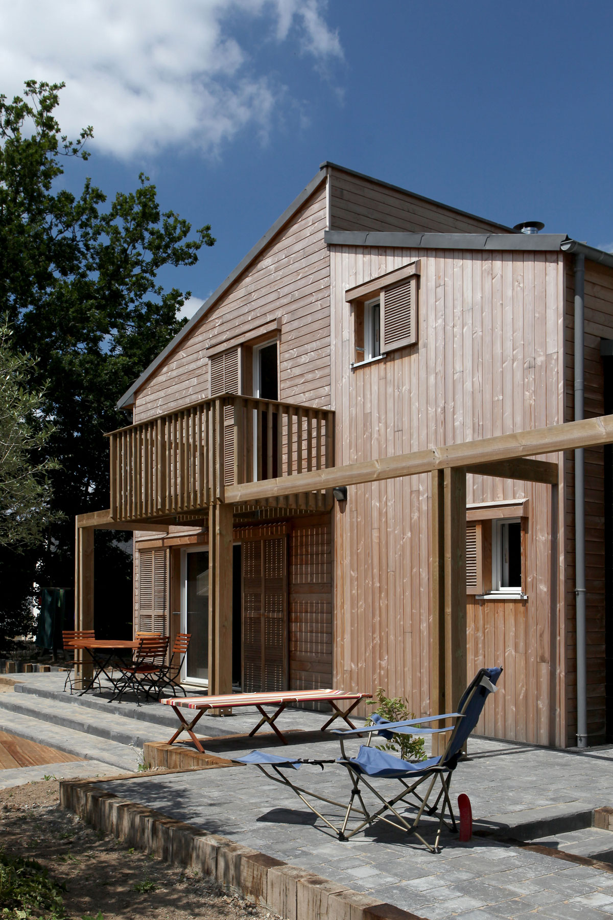 An Eco-Friendly Bioclimatic House with Stunning Views in Port of Saint Goustan by Patrice Bideau Architecte (7)
