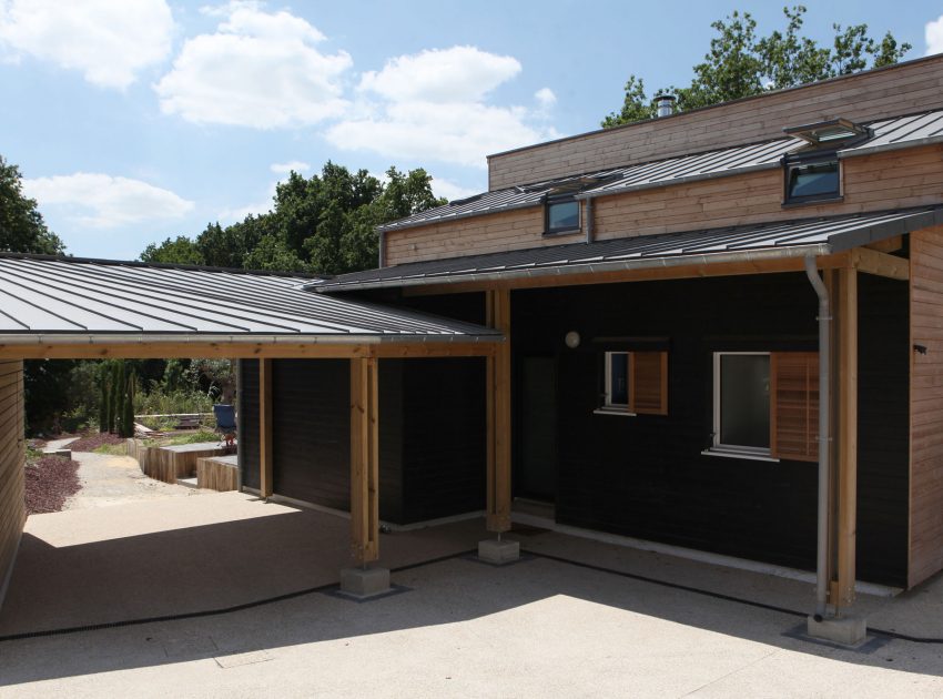 An Eco-Friendly Bioclimatic House with Stunning Views in Port of Saint Goustan by Patrice Bideau Architecte (9)