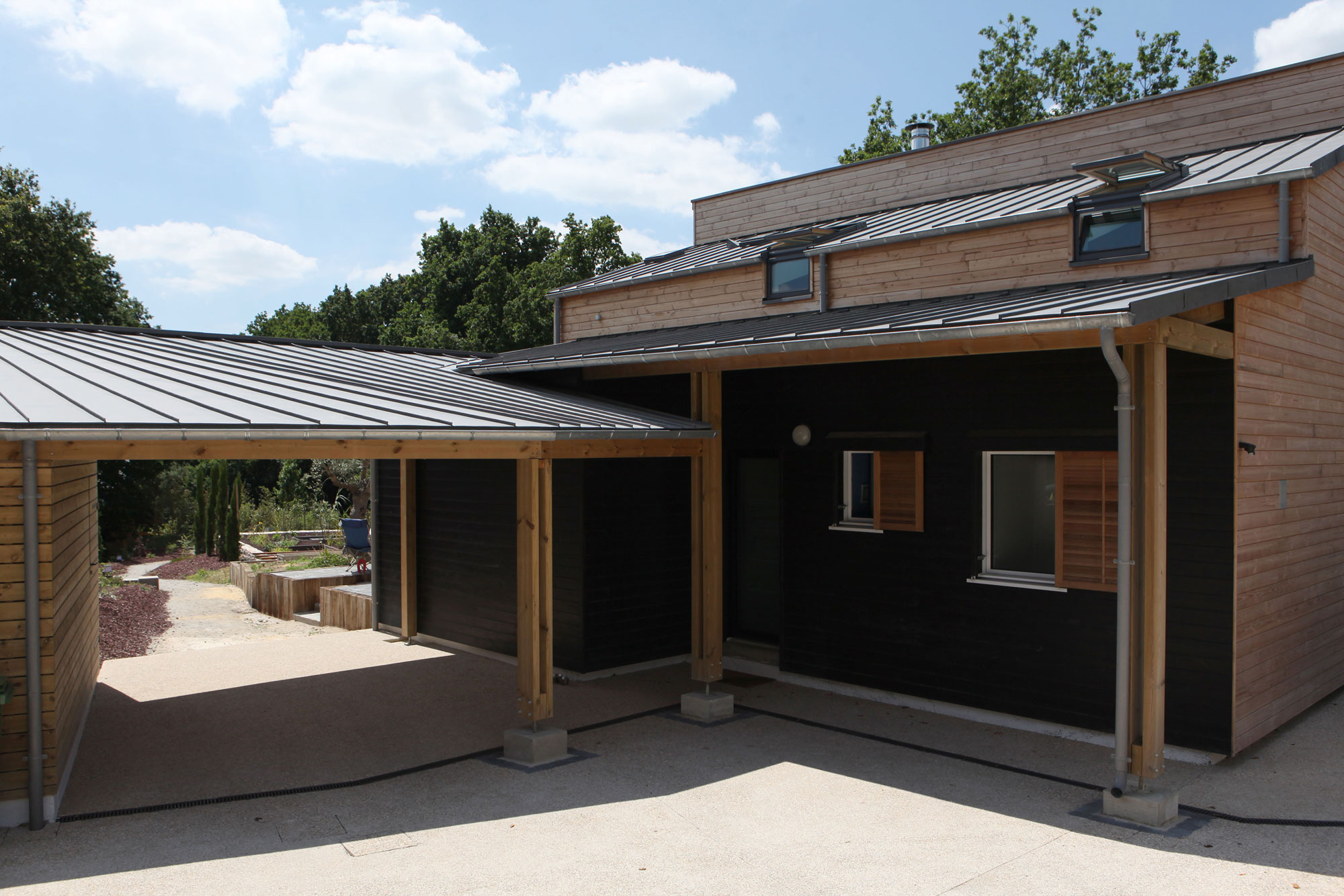 An Eco-Friendly Bioclimatic House with Stunning Views in Port of Saint Goustan by Patrice Bideau Architecte (9)