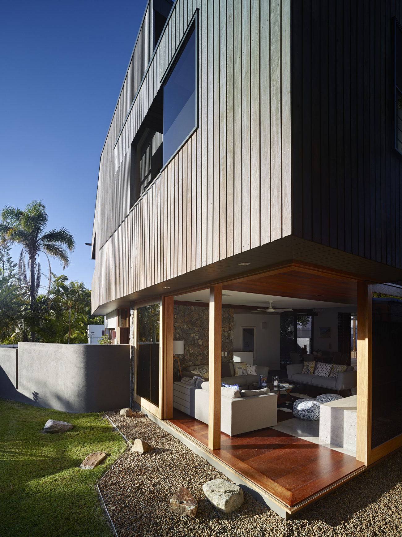 An Elegant Contemporary Beach House with Stunning Interior and Exterior in Newstead by Shaun Lockyer Architects (3)