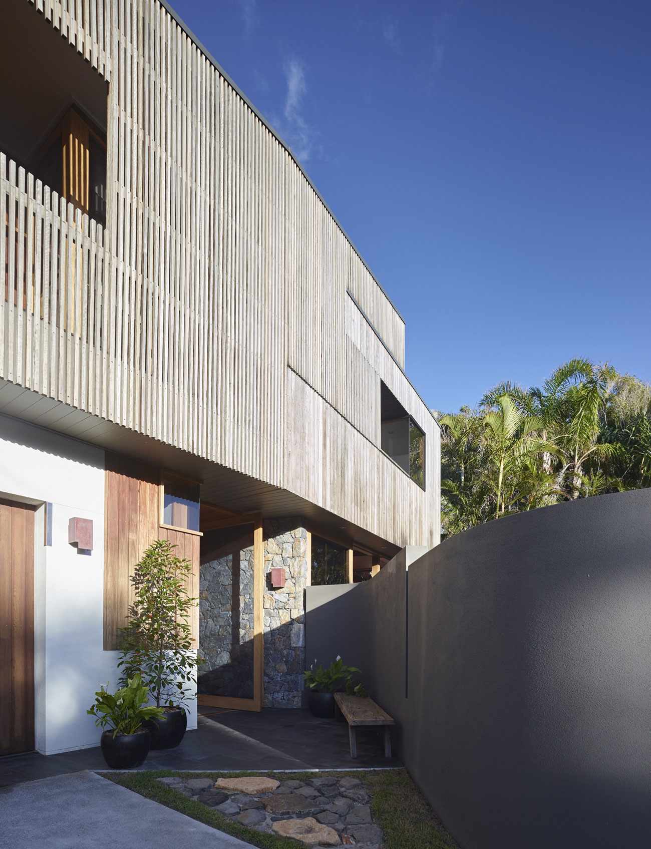 An Elegant Contemporary Beach House with Stunning Interior and Exterior in Newstead by Shaun Lockyer Architects (4)