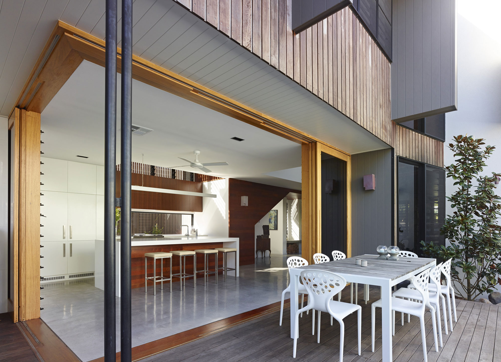 An Elegant Contemporary Beach House with Stunning Interior and Exterior in Newstead by Shaun Lockyer Architects (7)