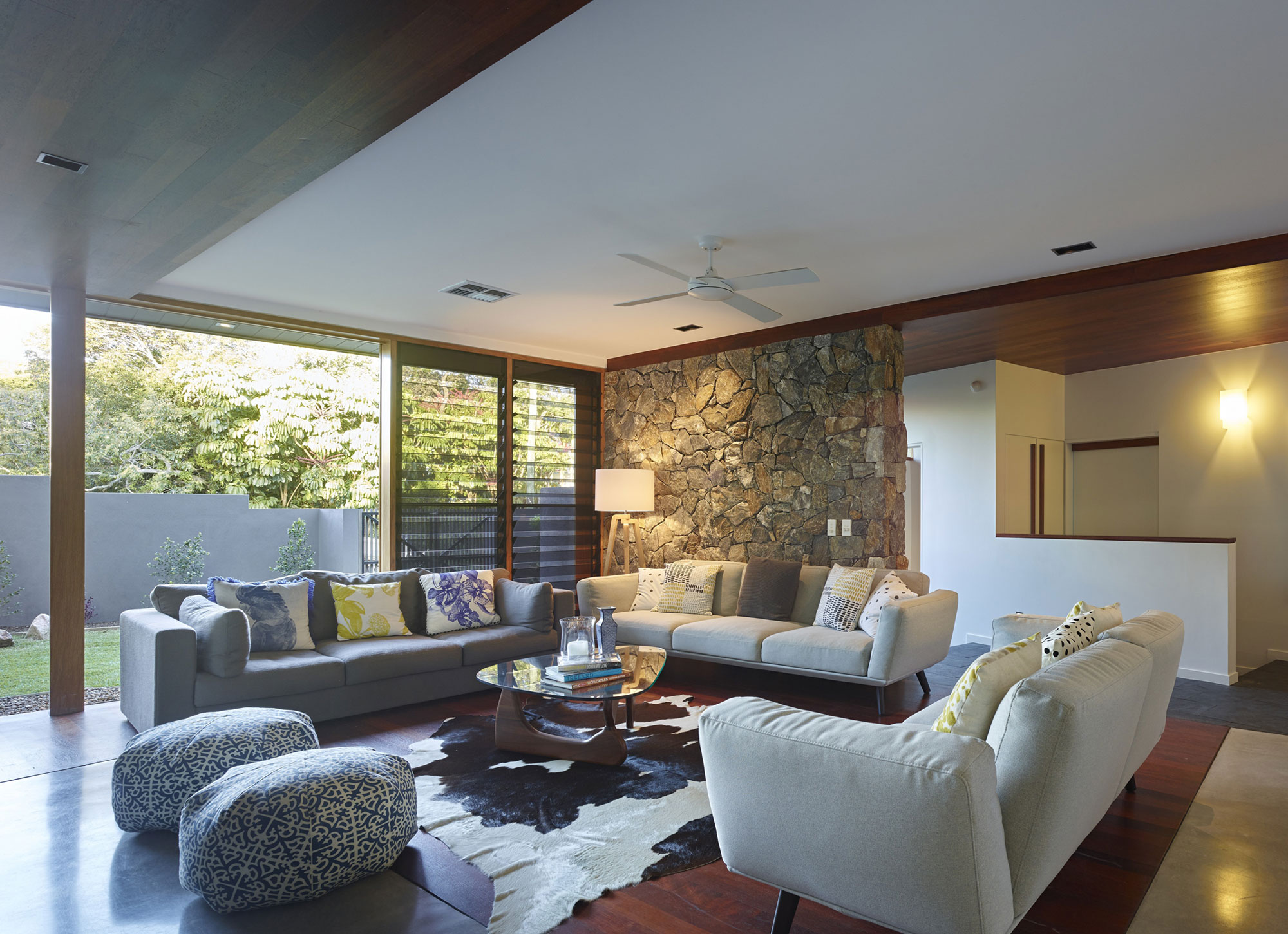 An Elegant Contemporary Beach House with Stunning Interior and Exterior in Newstead by Shaun Lockyer Architects (8)