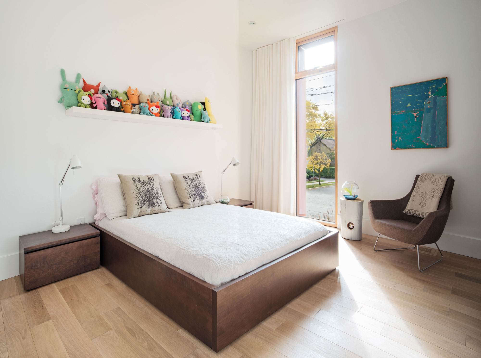 Коричневая кровать в интерьере спальни. Кровать mid century modern. Кровать у окна в спальне. Угловая кровать двуспальная. Маленькая спальня.