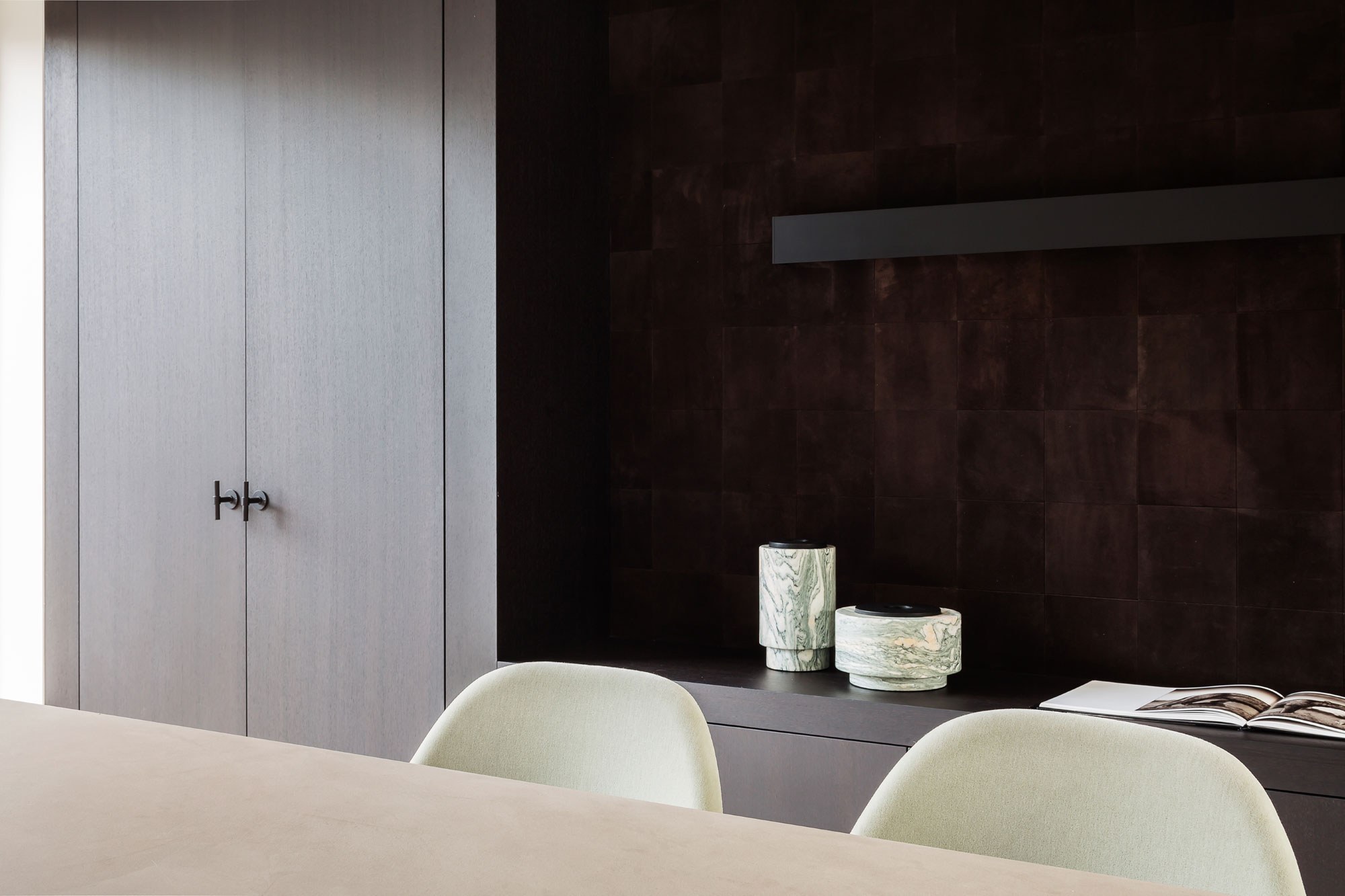 An Elegant Contemporary Home with Earthy and Masculine Interiors in Belgium by JUMA Architects (15)