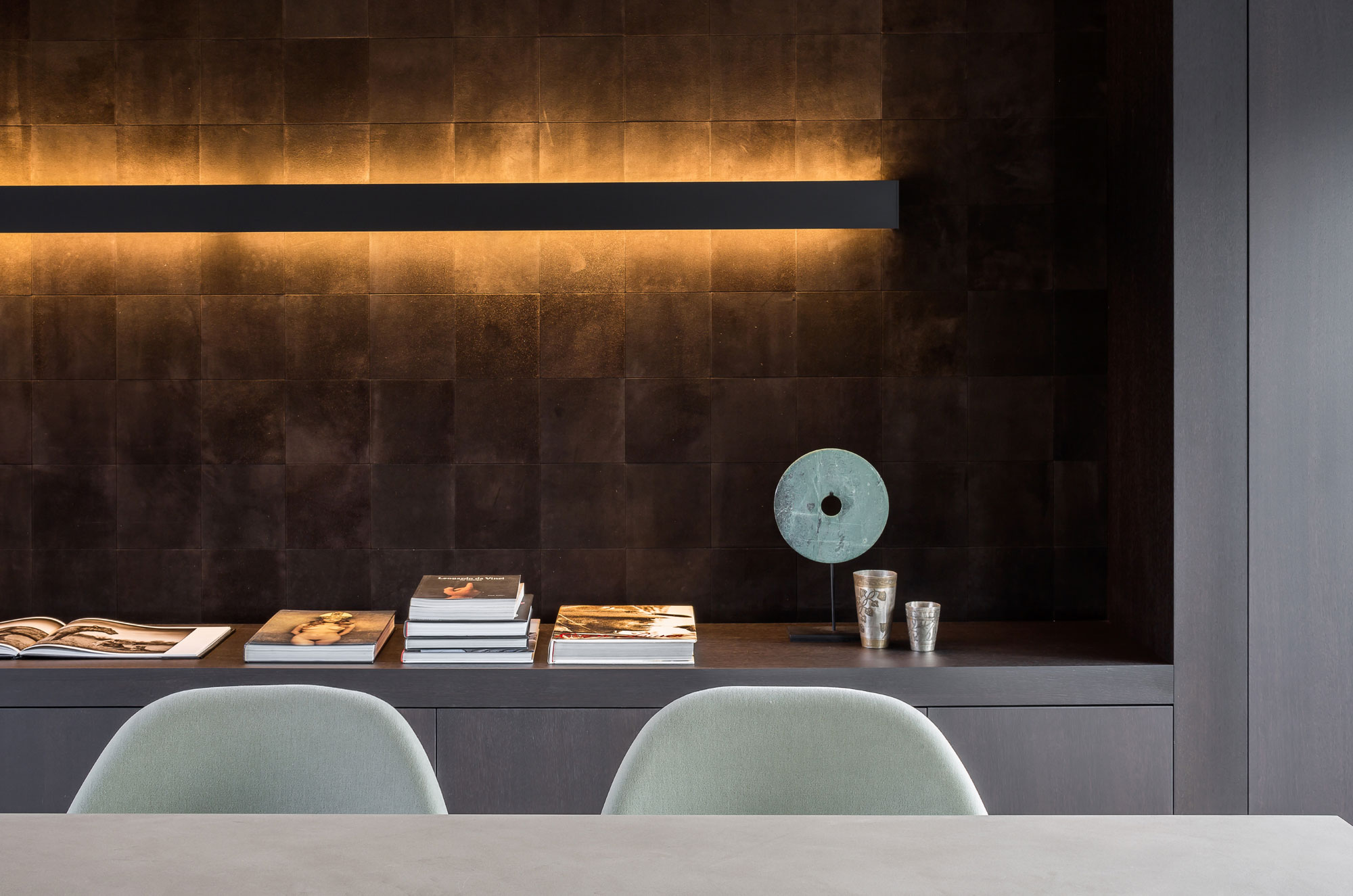 An Elegant Contemporary Home with Earthy and Masculine Interiors in Belgium by JUMA Architects (19)