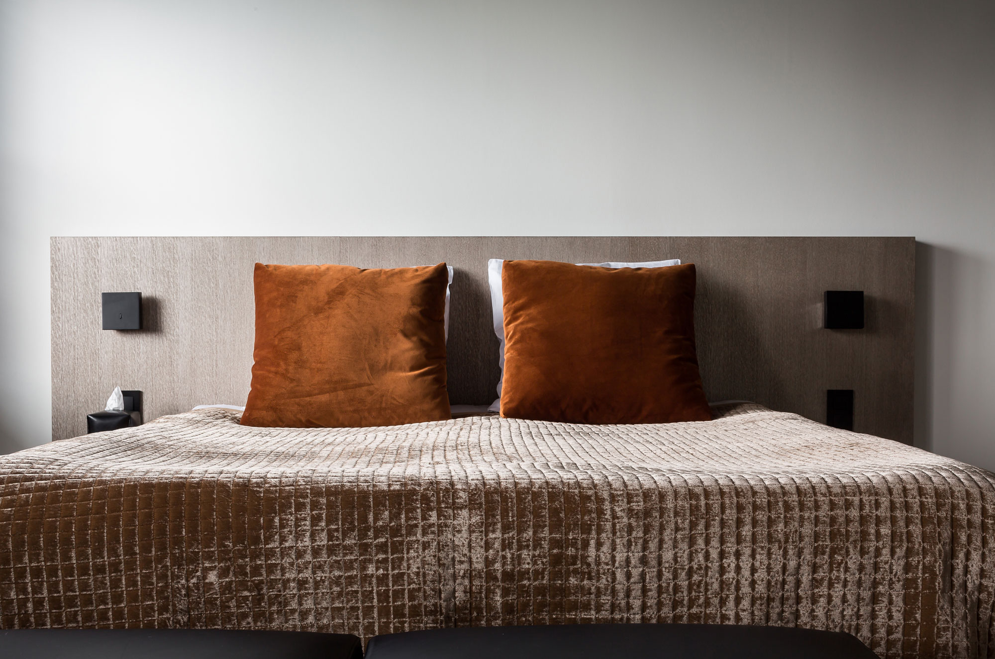 An Elegant Contemporary Home with Earthy and Masculine Interiors in Belgium by JUMA Architects (25)