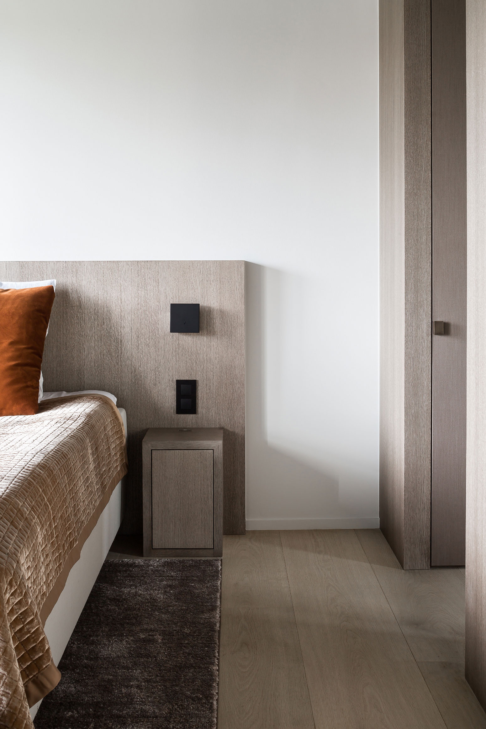 An Elegant Contemporary Home with Earthy and Masculine Interiors in Belgium by JUMA Architects (26)