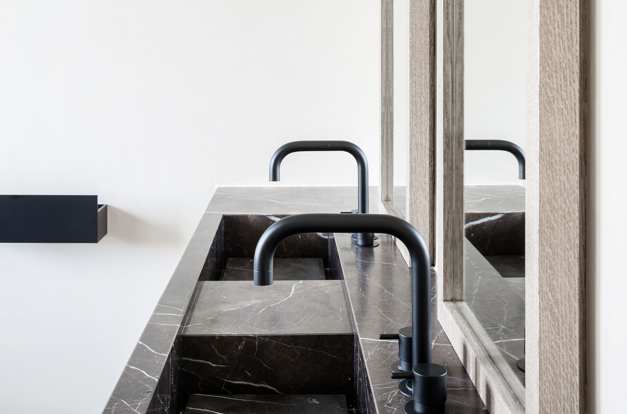 An Elegant Contemporary Home with Earthy and Masculine Interiors in Belgium by JUMA Architects (28)