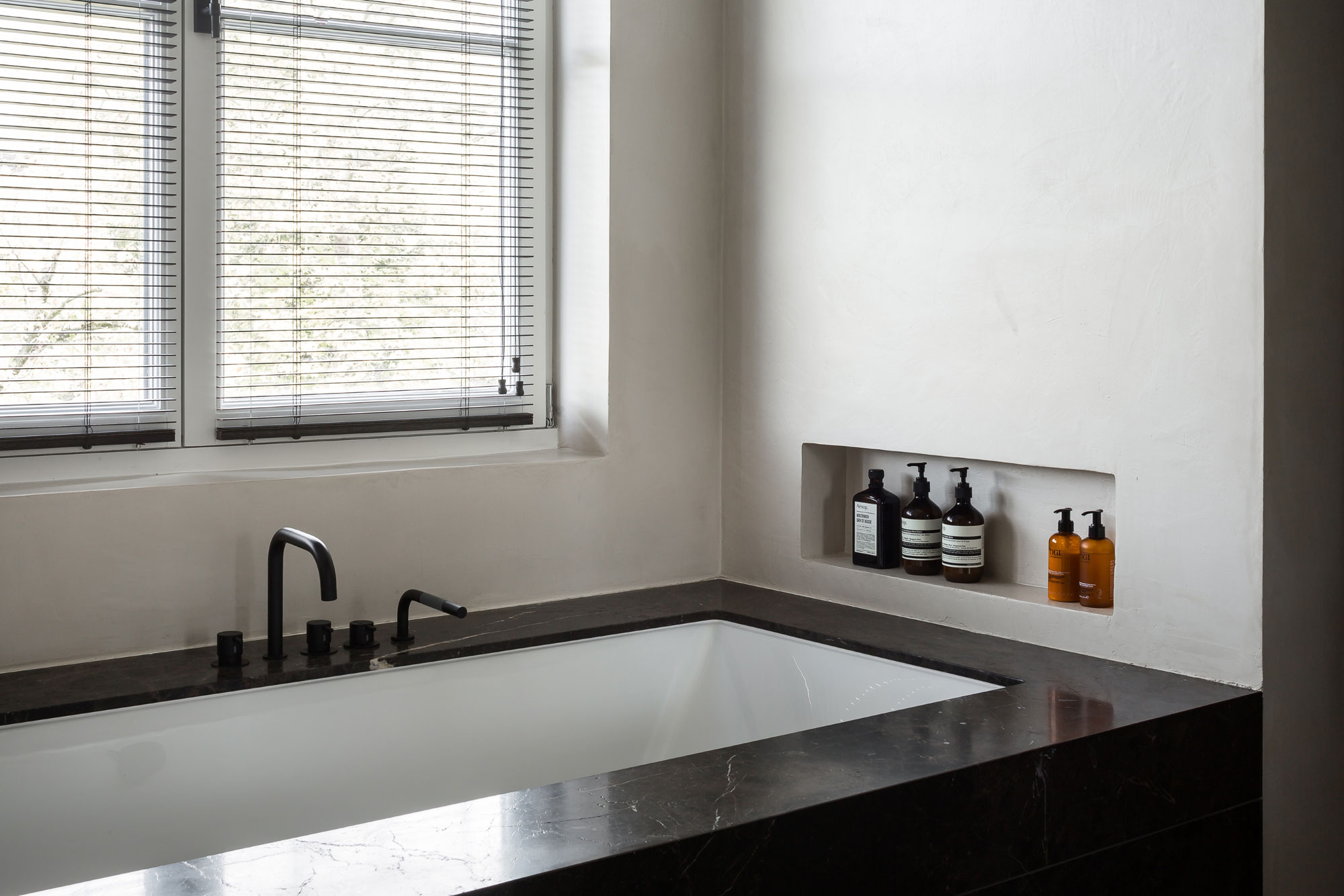 An Elegant Contemporary Home with Earthy and Masculine Interiors in Belgium by JUMA Architects (29)